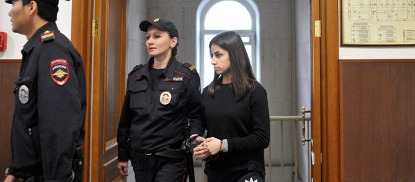 Задержанная по обвинению в убийстве отца 18-летняя Ангелина Хачатурян во время рассмотрения в Басманном суде ходатайства следствия об изменении меры пресечения (27 сентября 2018). Москва Задержанная по обвинению в убийстве отца 18-летняя Ангелина Хачатурян во время рассмотрения в Басманном суде ходатайства следствия об изменении меры пресечения (27 сентября 2018). Москва - Sputnik Армения