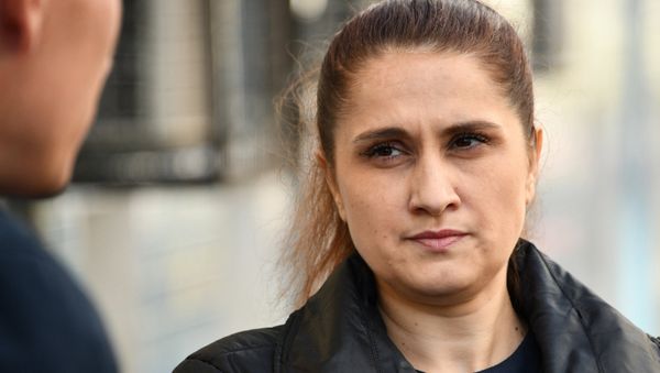 Мать сестер Хачатурян Аурелия Дундук около Басманного суда перед рассмотрением ходатайства следствия об изменении меры пресечения (27 сентября 2018). Москва - Sputnik Армения