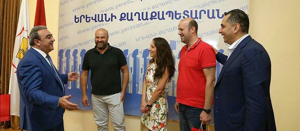 Делегация из Андорры во главе с почетным консулом Армении в Андорре Ара Багдасаряном в мэрии Еревана Делегация из Андорры во главе с почетным консулом Армении в Андорре Ара Багдасаряном в мэрии Еревана - Sputnik Армения