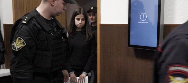 Басманный суд отпустил из СИЗО 18-летнюю Ангелину Хачатурян, обвиняемую в убийстве отца (27 сентября 2018). Москва Басманный суд отпустил из СИЗО 18-летнюю Ангелину Хачатурян, обвиняемую в убийстве отца (27 сентября 2018). Москва - Sputnik Армения