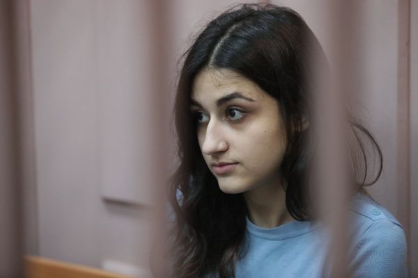 Задержанная по обвинению в убийстве отца 19-летняя Крестина Хачатурян во время рассмотрения в Басманном суде ходатайства следствия об изменении меры пресечения (27 сентября 2018). Москва Задержанная по обвинению в убийстве отца 19-летняя Крестина Хачатурян во время рассмотрения в Басманном суде ходатайства следствия об изменении меры пресечения (27 сентября 2018). Москва - Sputnik Армения
