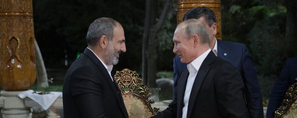 Премьер-министр Армении Никол Пашинян и президент России Владимир Путин перед началом неформального обеда глав государств СНГ (27 сентября 2018). Душанбе - Sputnik Արմենիա