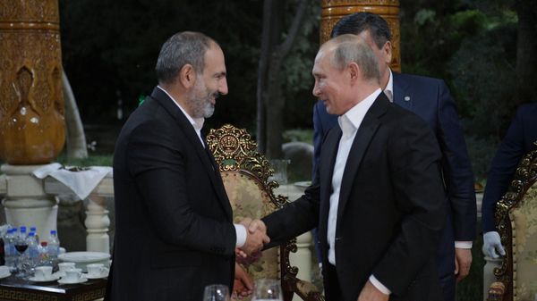 Премьер-министр Армении Никол Пашинян и президент России Владимир Путин перед началом неформального обеда глав государств СНГ (27 сентября 2018). Душанбе - Sputnik Армения