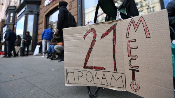 Люди продают места в очереди у магазина, где 28 сентября начнутся продажи новых iPhone XS и iPhone XS Max (27 сентября 2018). Москва - Sputnik Армения