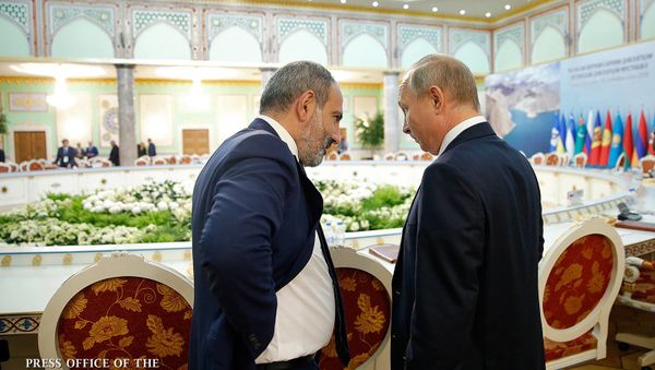 Премьер-министр Армении Никол Пашинян и президент России Владимир Путин после заседания Совета глав государств-участников СНГ (28 сентября 2018). Душанбе - Sputnik Армения