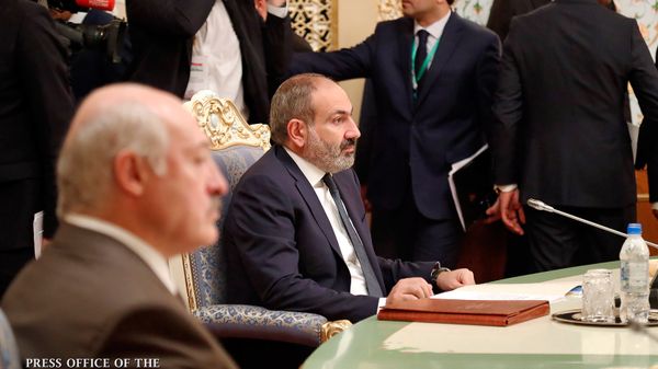 Премьер-министр Армении Никол Пашинян и президент Беларуси Александр Лукашенко на заседании Совета глав государств-участников СНГ (28 сентября 2018). Душанбе - Sputnik Армения