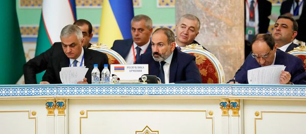 Делегация Армении во главе с премьер-министром Николом Пашиняном на заседании Совета глав государств-участников СНГ (28 сентября 2018). Душанбе Делегация Армении во главе с премьер-министром Николом Пашиняном на заседании Совета глав государств-участников СНГ (28 сентября 2018). Душанбе - Sputnik Армения