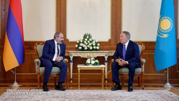 Встреча премьер-министра Армении Никола Пашиняна и президента Казахстана Нурсултана Назарбаева (28 сентября 2018). Душанбе - Sputnik Армения