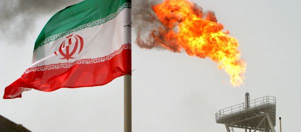 Газовый факел на нефтедобывающей платформе на месторождениях Соруш в Иране - Sputnik Армения