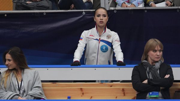 Алина Загитова на трибуне во время контрольных прокатов сборной России по фигурному катанию (9 сентября 2018). Москвa Алина Загитова на трибуне во время контрольных прокатов сборной России по фигурному катанию (9 сентября 2018). Москвa - Sputnik Армения
