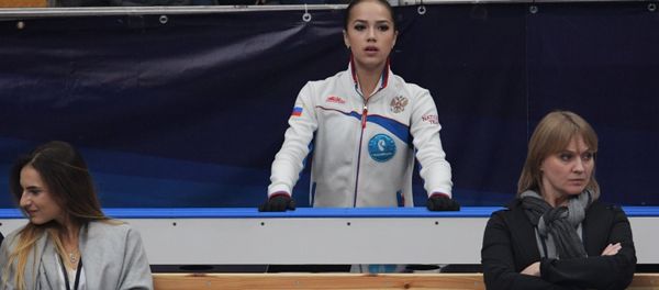 Алина Загитова на трибуне во время контрольных прокатов сборной России по фигурному катанию (9 сентября 2018). Москвa - Sputnik Армения