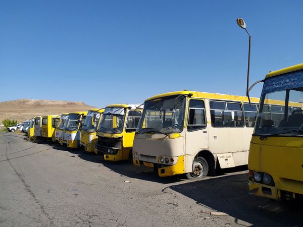 Один из частных автобусных парков Еревана Один из частных автобусных парков Еревана - Sputnik Армения