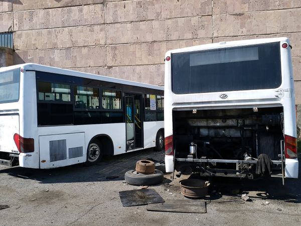 Один из частных автобусных парков Еревана Один из частных автобусных парков Еревана - Sputnik Армения
