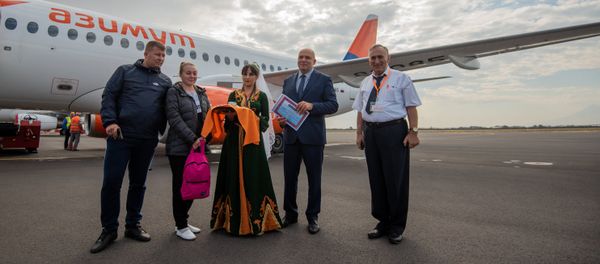 Пассажиры первого рейста Ростов-на-Дону - Ереван Юлия и Александр Игнатовы в аэропорту Звартноц (1 октября 2018). Еревaн - Sputnik Արմենիա