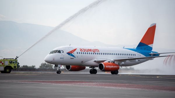 Российский лайнер Sukhoi Superjet 100 авиакомпании Азимут в международном аэропорту Звартноц (1 октября 2018). Еревaн - Sputnik Армения