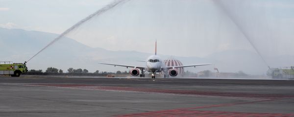 Российский лайнер Sukhoi Superjet 100 авиакомпании Азимут в международном аэропорту Звартноц (1 октября 2018). Еревaн - Sputnik Արմենիա