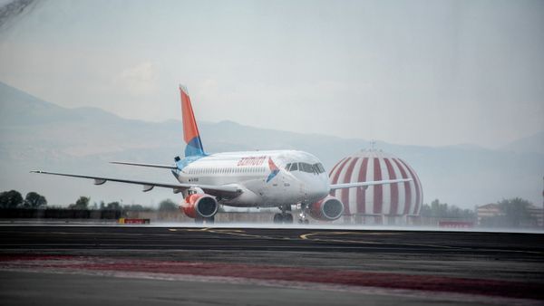 Российский лайнер Sukhoi Superjet 100 авиакомпании Азимут в международном аэропорту Звартноц (1 октября 2018). Еревaн - Sputnik Армения
