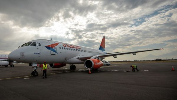 Российский лайнер Sukhoi Superjet 100 авиакомпании Азимут в международном аэропорту Звартноц (1 октября 2018). Еревaн - Sputnik Армения