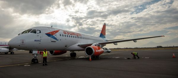 Российский лайнер Sukhoi Superjet 100 авиакомпании Азимут в международном аэропорту Звартноц (1 октября 2018). Еревaн Российский лайнер Sukhoi Superjet 100 авиакомпании Азимут в международном аэропорту Звартноц (1 октября 2018). Еревaн - Sputnik Армения