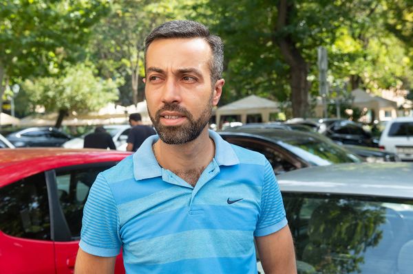 Представитель инициативы Правый руль Артур Хачатурян на акции перед зданием Минтранса Армении (1 октября 2018). Еревaн - Sputnik Армения