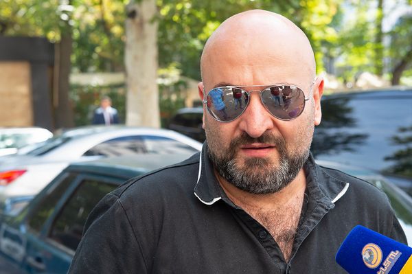 Активист Ара Хачатрян на акции перед зданием Минтранса Армении (1 октября 2018). Еревaн - Sputnik Армения