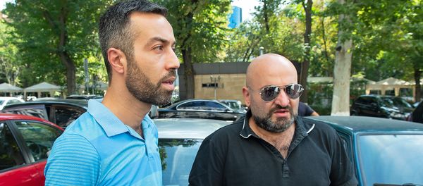 Представитель инициативы Правый руль Артур Хачатурян и активист Ара Хачатрян на акции перед зданием Минтранса Армении (1 октября 2018). Еревaн Представитель инициативы Правый руль Артур Хачатурян и активист Ара Хачатрян на акции перед зданием Минтранса Армении (1 октября 2018). Еревaн - Sputnik Армения