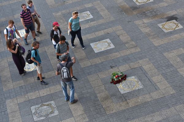 Ереванцы и гости столицы возложили цветы и зажгли свечи около звезды Шарля на площади Шарля Азнавура (1 октября 2018). Еревaн - Sputnik Армения