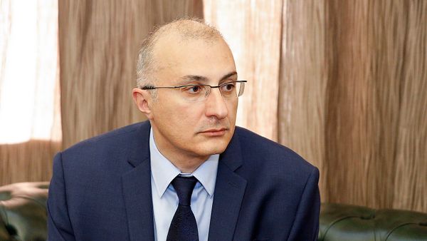 Исполнительный директор Всеармянского фонда Айастан Айкак Аршамян на встрече с премьер-министром Николом Пашиняном (1 октября 2018). Еревaн - Sputnik Արմենիա