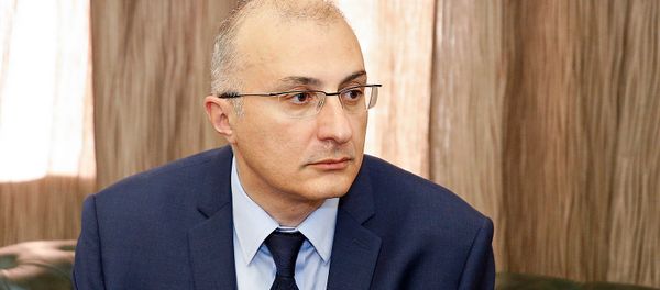 Исполнительный директор Всеармянского фонда Айастан Айкак Аршамян на встрече с премьер-министром Николом Пашиняном (1 октября 2018). Еревaн - Sputnik Արմենիա
