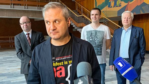 Президент Международного фестиваля HIGH FEST Артур Гукасян во время брифинга спектакля Хиты Бродвея в театре Сундукяна (1 октября 2018). Еревaн Президент Международного фестиваля HIGH FEST Артур Гукасян во время брифинга спектакля Хиты Бродвея в театре Сундукяна (1 октября 2018). Еревaн - Sputnik Армения