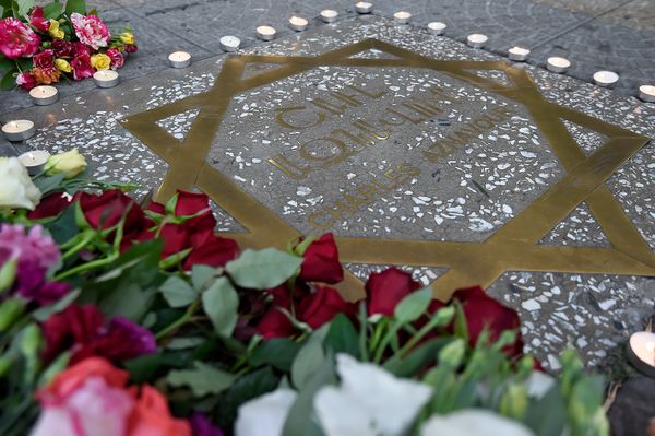 Ереванцы и гости столицы возложили цветы и зажгли свечи около звезды Шарля на площади Шарля Азнавура (1 октября 2018). Еревaн - Sputnik Армения