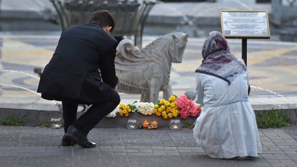 Ереванцы и гости столицы возложили цветы и зажгли свечи около звезды Шарля на площади Шарля Азнавура (1 октября 2018). Еревaн - Sputnik Армения