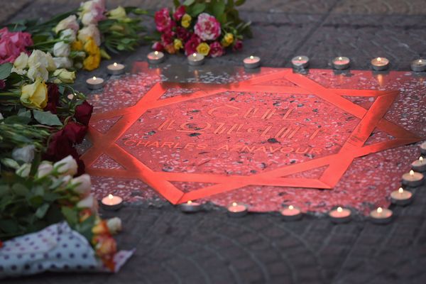 Ереванцы и гости столицы возложили цветы и зажгли свечи около звезды Шарля на площади Шарля Азнавура (1 октября 2018). Еревaн - Sputnik Армения