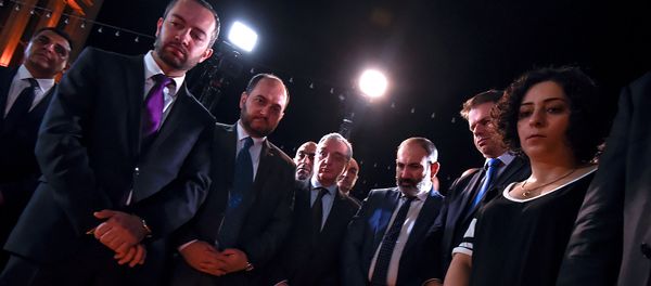 Премьер-министр Армении Никол Пашинян и члены правительства, чрезвычайный и полномочный посол Франции в Армении Джонатан Лакот, возложили цветы к звезде Шарля Азнавура (1 октября 2018). Еревaн - Sputnik Армения