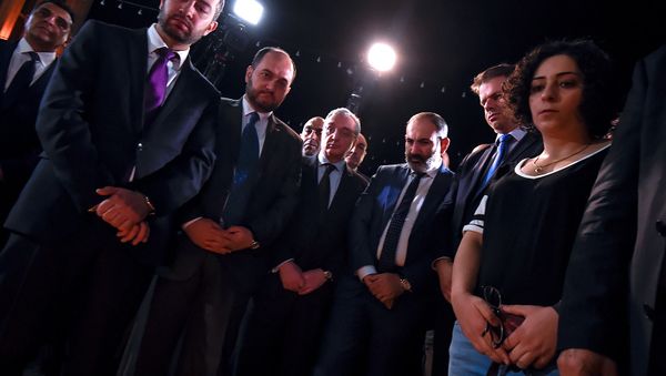 Премьер-министр Армении Никол Пашинян и члены правительства, чрезвычайный и полномочный посол Франции в Армении Джонатан Лакот, возложили цветы к звезде Шарля Азнавура (1 октября 2018). Еревaн - Sputnik Армения