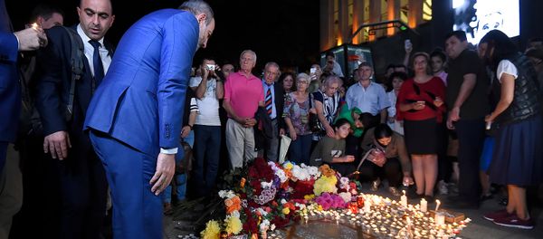 Премьер-министр Армении Никол Пашинян возложил цветы к звезде Шарля Азнавура (1 октября 2018). Еревaн - Sputnik Արմենիա
