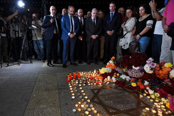 Премьер-министр Армении Никол Пашинян и члены правительства, чрезвычайный и полномочный посол Франции в Армении Джонатан Лакот, возложили цветы к звезде Шарля Азнавура (1 октября 2018). Еревaн - Sputnik Армения