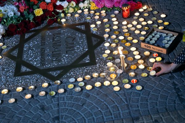Ереванцы и гости столицы возложили цветы и зажгли свечи около звезды Шарля на площади Шарля Азнавура (1 октября 2018). Еревaн - Sputnik Армения