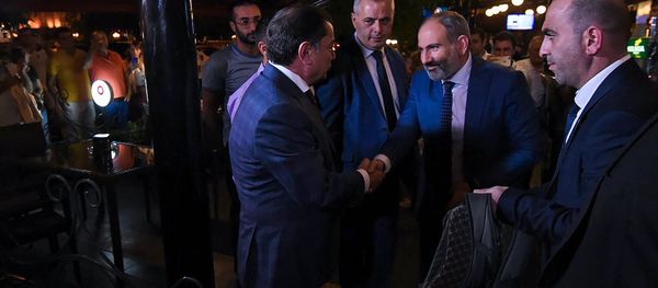 Премьер-министр Армении Никол Пашинян встретился в столичном кафе с руководителем фракции РПА Ваграмом Багдасаряном (1 октября 2018). Еревaн Премьер-министр Армении Никол Пашинян встретился в столичном кафе с руководителем фракции РПА Ваграмом Багдасаряном (1 октября 2018). Еревaн - Sputnik Արմենիա