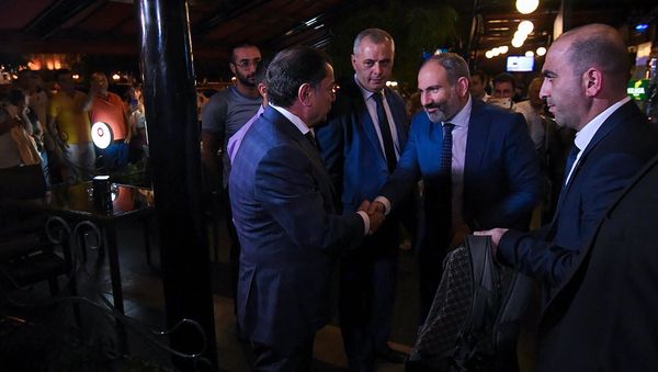 Премьер-министр Армении Никол Пашинян встретился в столичном кафе с руководителем фракции РПА Ваграмом Багдасаряном (1 октября 2018). Еревaн - Sputnik Армения