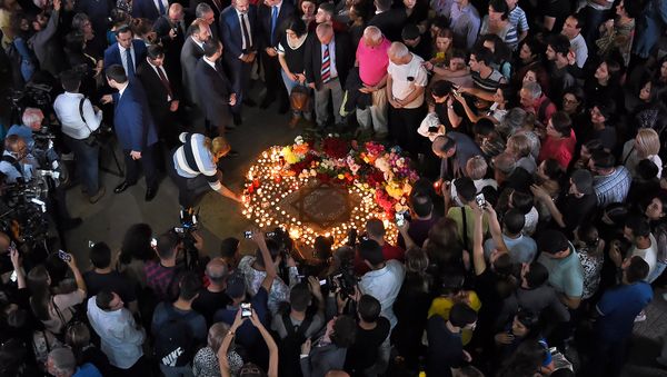 Ереванцы и гости столицы возложили цветы и зажгли свечи около звезды Шарля на площади Шарля Азнавура (1 октября 2018). Еревaн - Sputnik Армения