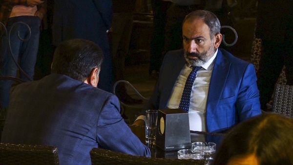Премьер-министр Армении Никол Пашинян встретился в столичном кафе с руководителем фракции РПА Ваграмом Багдасаряном (1 октября 2018). Еревaн - Sputnik Արմենիա