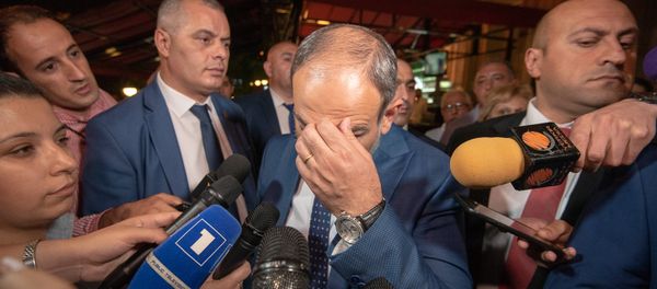 Премьер-министр Армении Никол Пашинян после встречи с руководителем фракции РПА Ваграмом Багдасаряном (1 октября 2018). Еревaн Премьер-министр Армении Никол Пашинян после встречи с руководителем фракции РПА Ваграмом Багдасаряном (1 октября 2018). Еревaн - Sputnik Армения