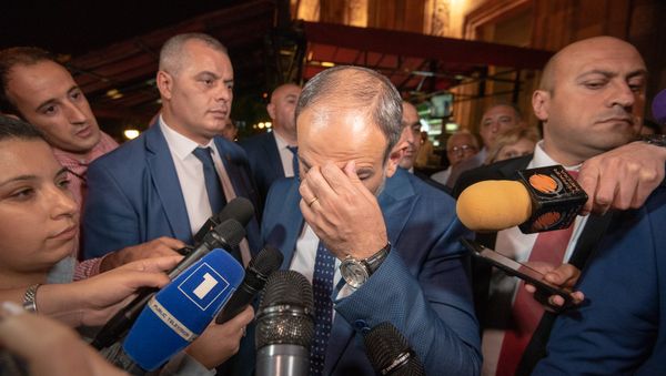Премьер-министр Армении Никол Пашинян после встречи с руководителем фракции РПА Ваграмом Багдасаряном (1 октября 2018). Еревaн - Sputnik Армения