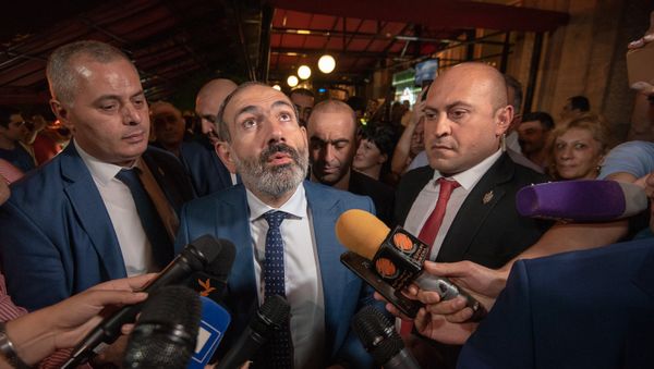 Премьер-министр Армении Никол Пашинян после встречи с руководителем фракции РПА Ваграмом Багдасаряном (1 октября 2018). Еревaн - Sputnik Արմենիա