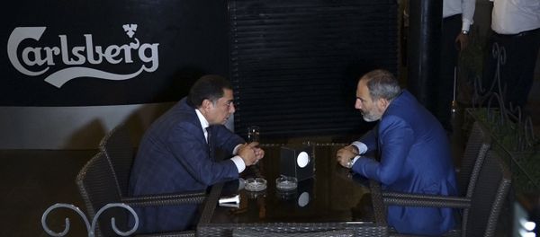 Премьер-министр Армении Никол Пашинян встретился с главой парламентской фракции РПА Ваграмом Багдасаряном Премьер-министр Армении Никол Пашинян встретился с главой парламентской фракции РПА Ваграмом Багдасаряном - Sputnik Армения