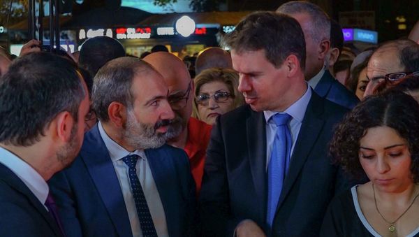 Премьер-министр Армении Никол Пашинян и чрезвычайный и полномочный посол Франции в Армении Джонатан Лакот возле звезды Шарля Азнавура (1 октября 2018). Еревaн - Sputnik Армения
