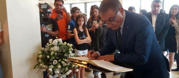 Спикер парламента Армении Ара Баблоян оставил запись в Книге памяти в доме-музее Шарля Азнавура (2 октября 2018). Еревaн - Sputnik Արմենիա