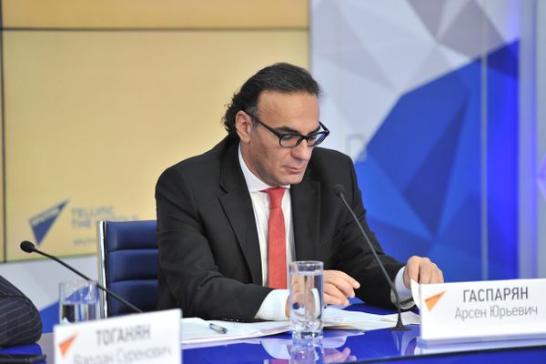 Главный советник премьер-министра Армении Арсен Гаспарян во время телемоста Москва-Ереван-Минск-Астана (25 сентября 2018). Москвa - Sputnik Армения