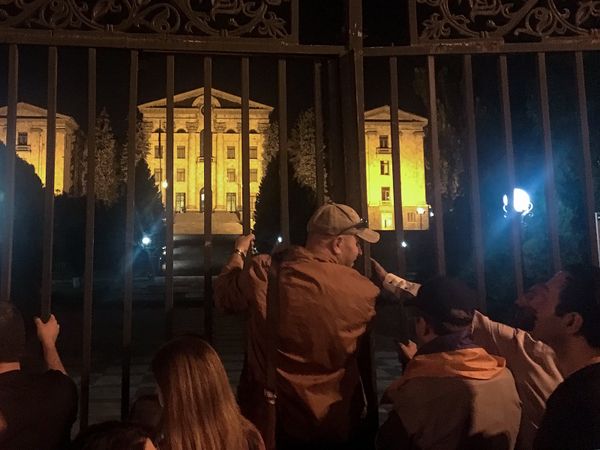 Граждане собираются перед зданием Парламента Армении (2 октября 2018). Еревaн - Sputnik Армения